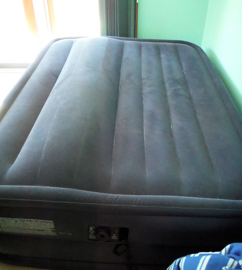 Intex air bed - poor quality - seams just let go.