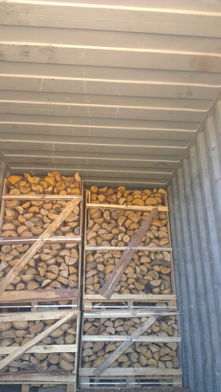 small split logs on pallet boxes 10-15% moisture