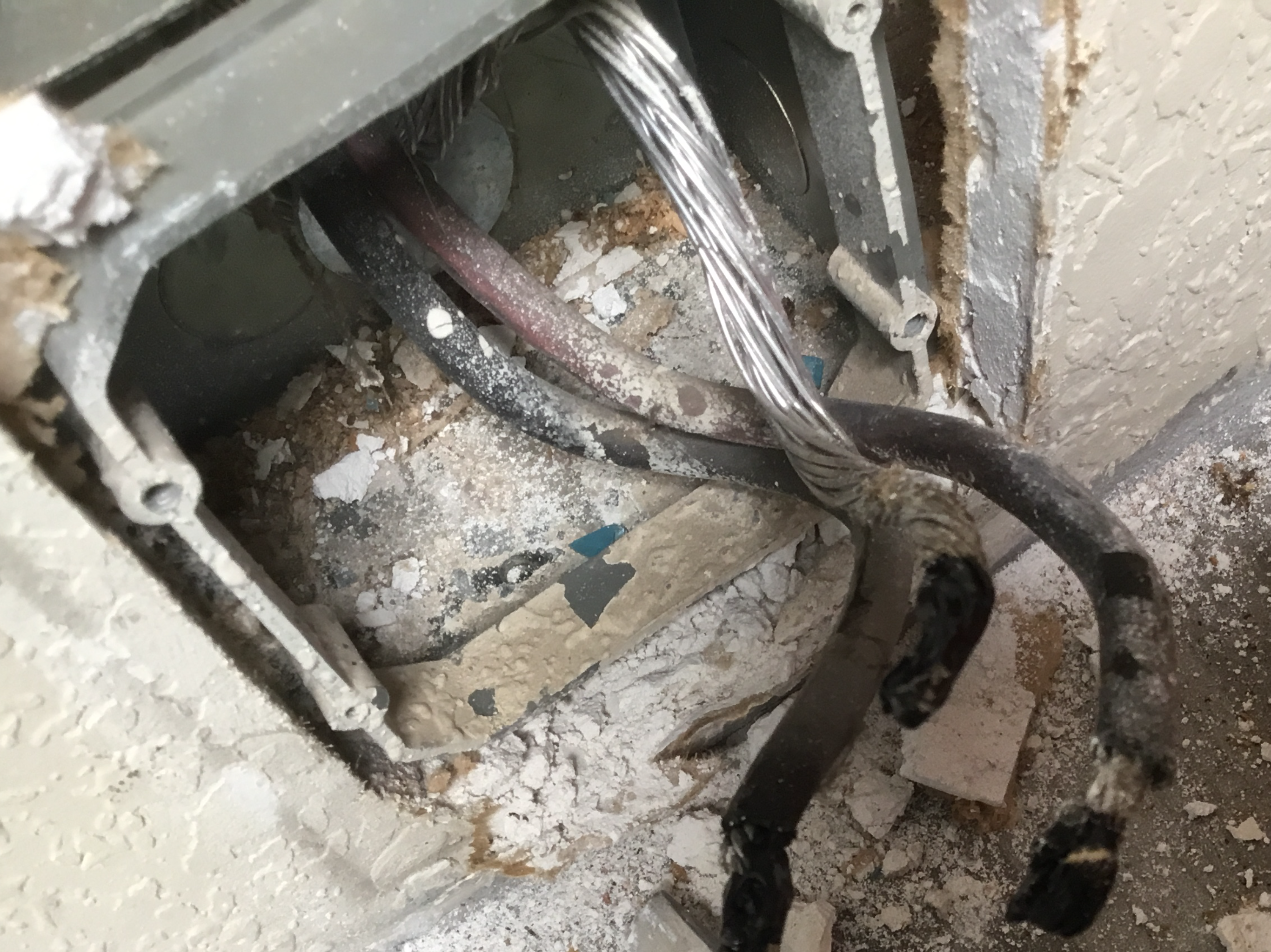  It's pretty obvious this house has aluminum wire  mr. useless Home Inspector 