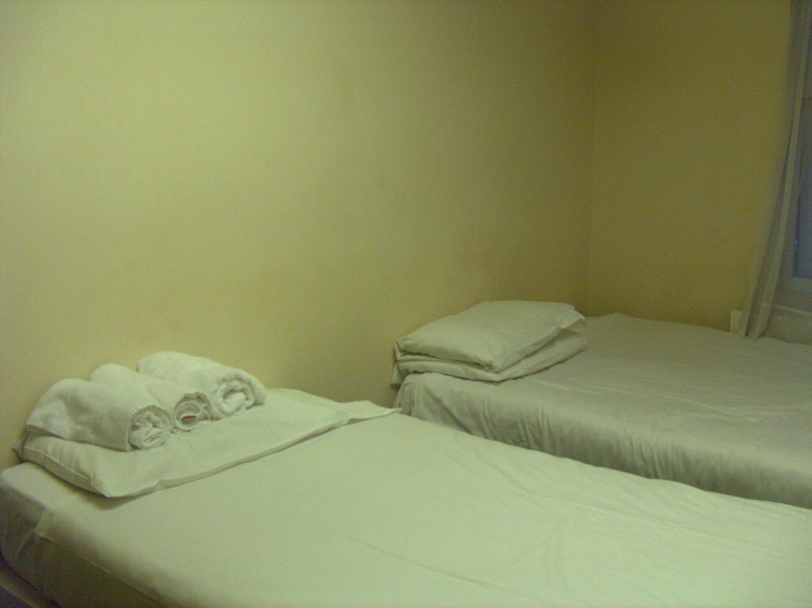 Bad mattress, thin towels, dirty walls, dire room