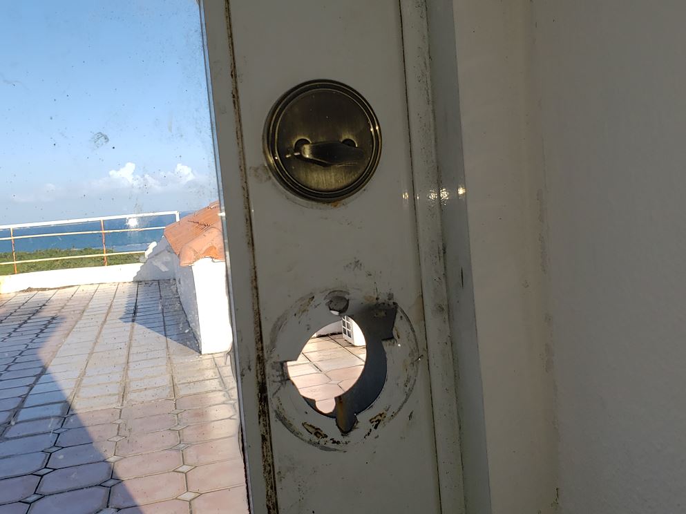 No doorknob to upper deck - safety
