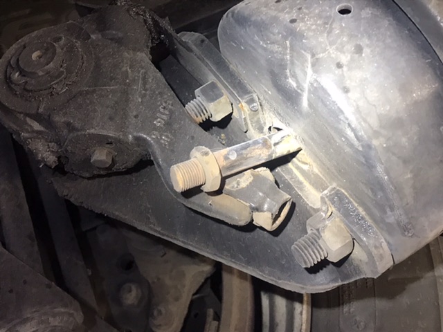 Brake chamber not connected on semi truck 