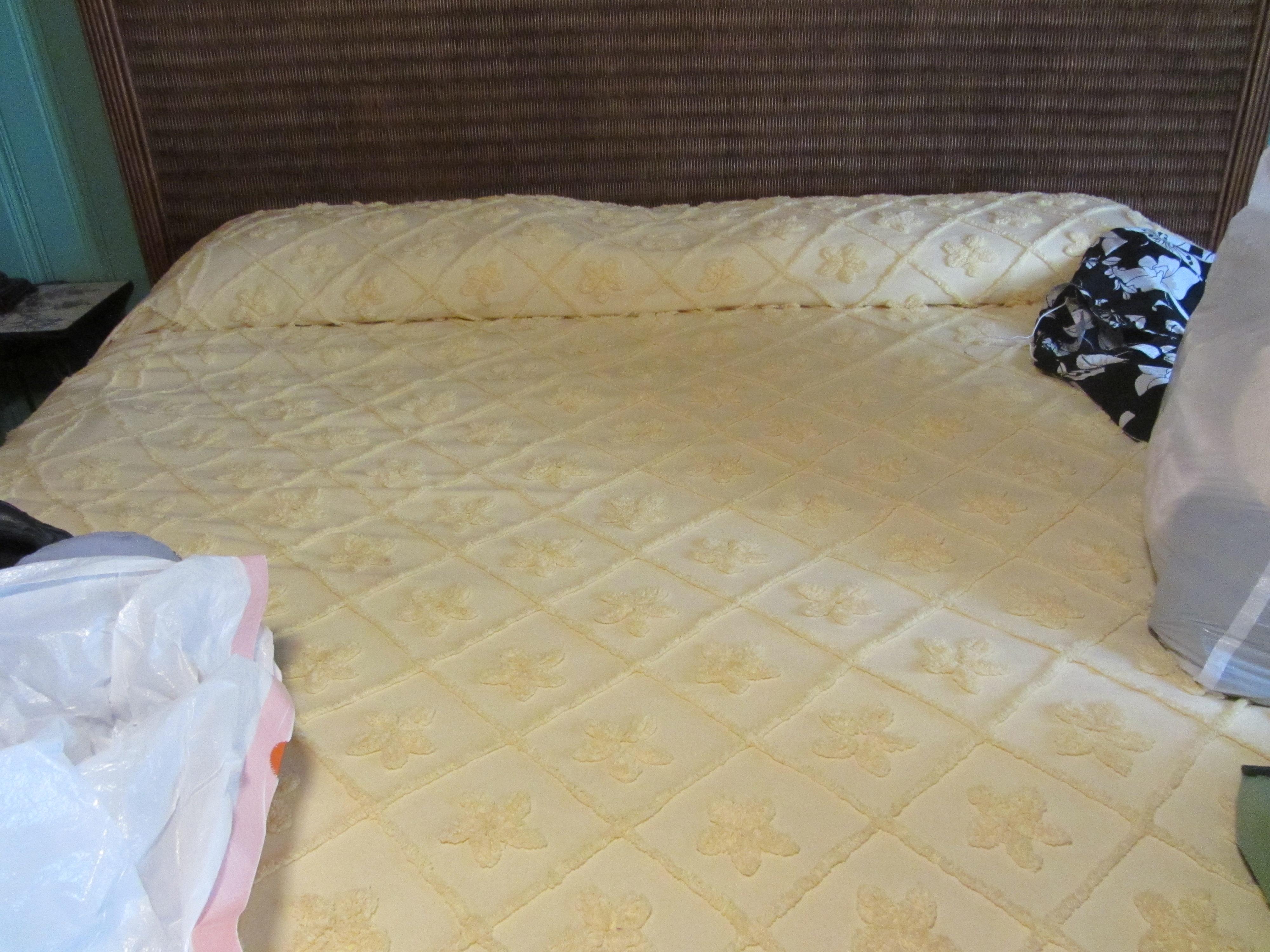 cheap very thin old and smelled bad bedspread not silk or satin lik on their website