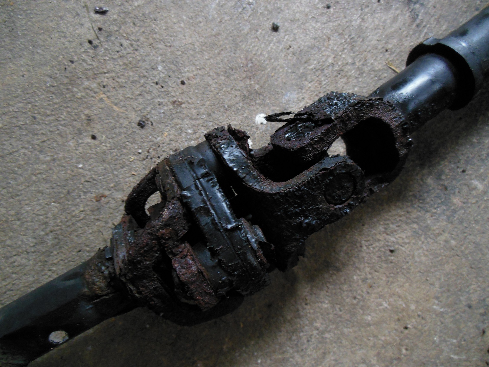 This is a picture of the steering intermediate shaft that came off the vehicle and passed inspection. This is the reason why there was so much play in the steering and their mechanic didn't realize th