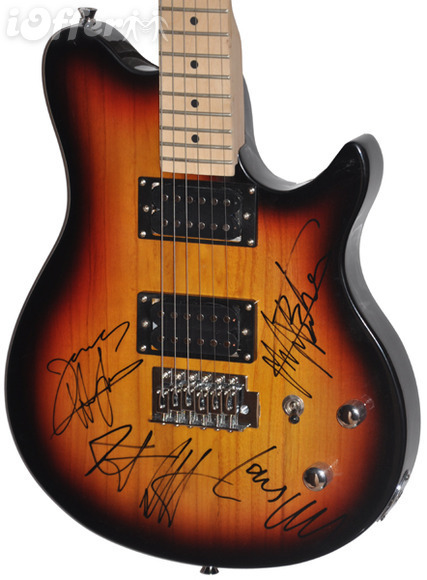 rockinmemories4u listing http://www.ioffer.com/i/metallica-cliff-burton-band-signed-electric-guitar-542818883

same guitar same location of signitures.  