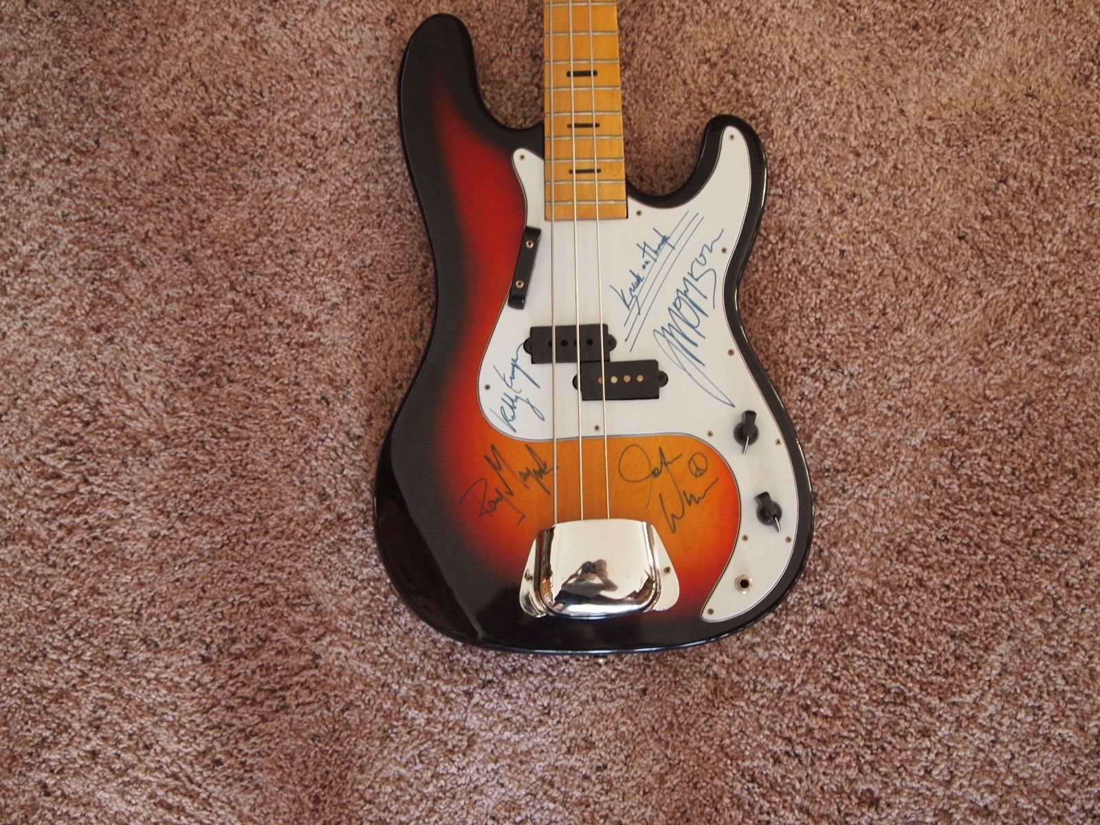 Signatures of this guitar to compare to Autographs Network