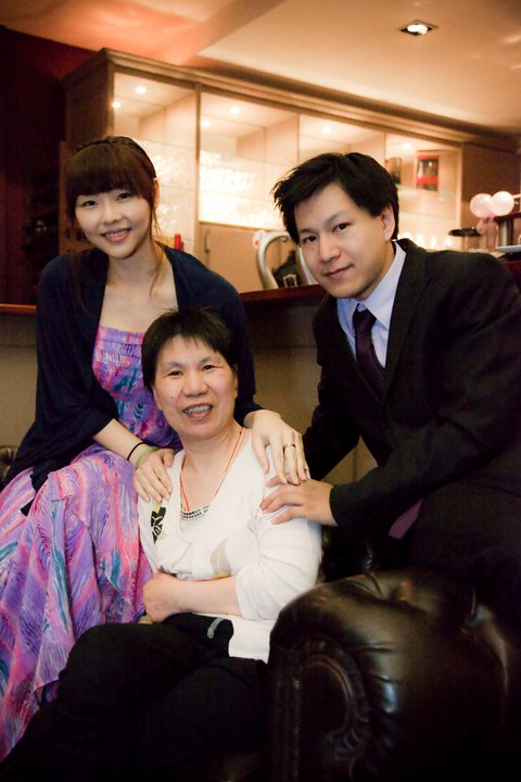 MOK Kei Fung men right side stand up next to her mother and her sister. 