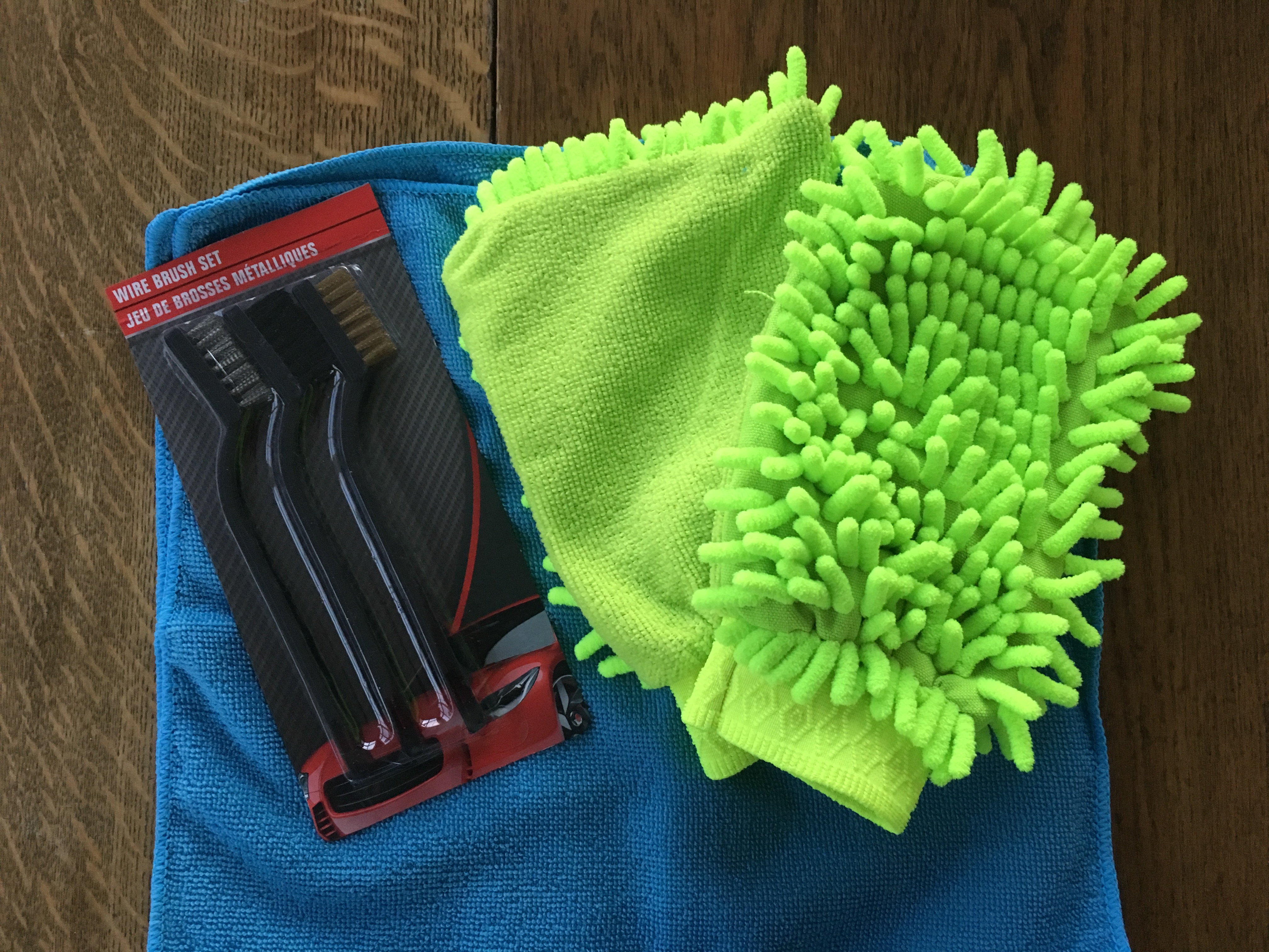 This wash mitt set is completely different from the BlueCare Automotive premium mitts sold by BrownBox Savings and BlueCare Automotive. First off, we sell blue mitts. Out mitts do not have a "bug-scra