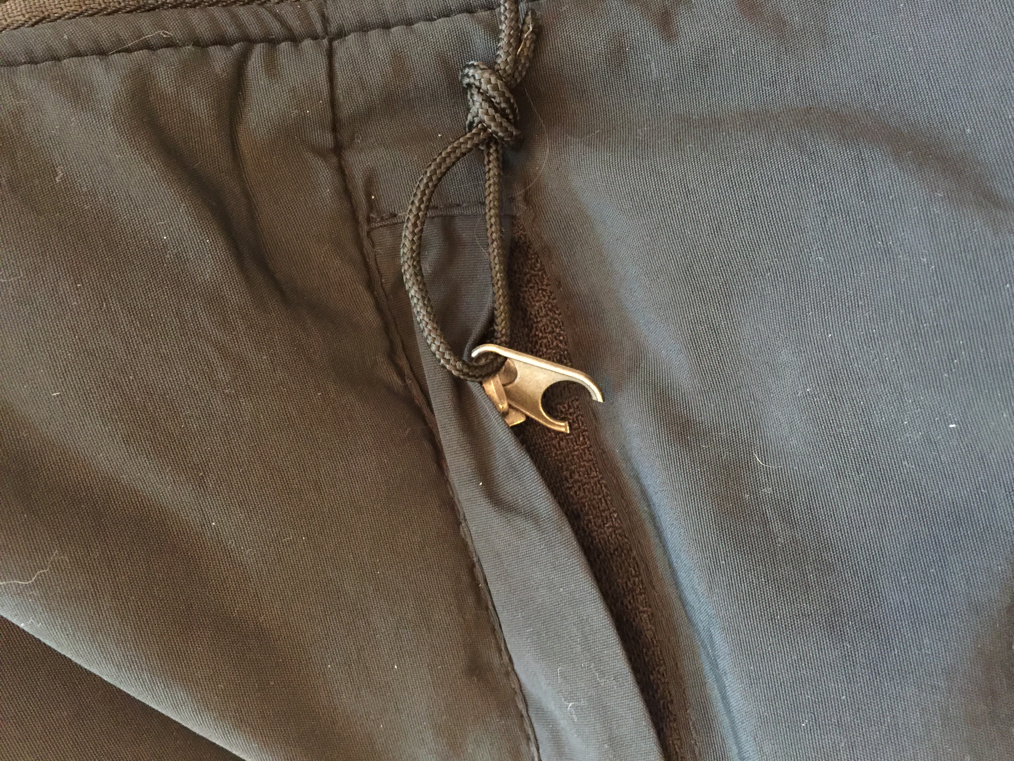 Broken Zipper- did not match real north face zipper handles.