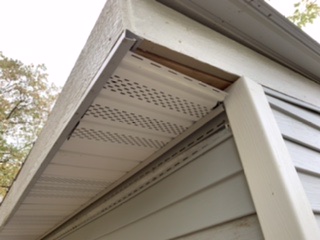 Loose fitting soffit